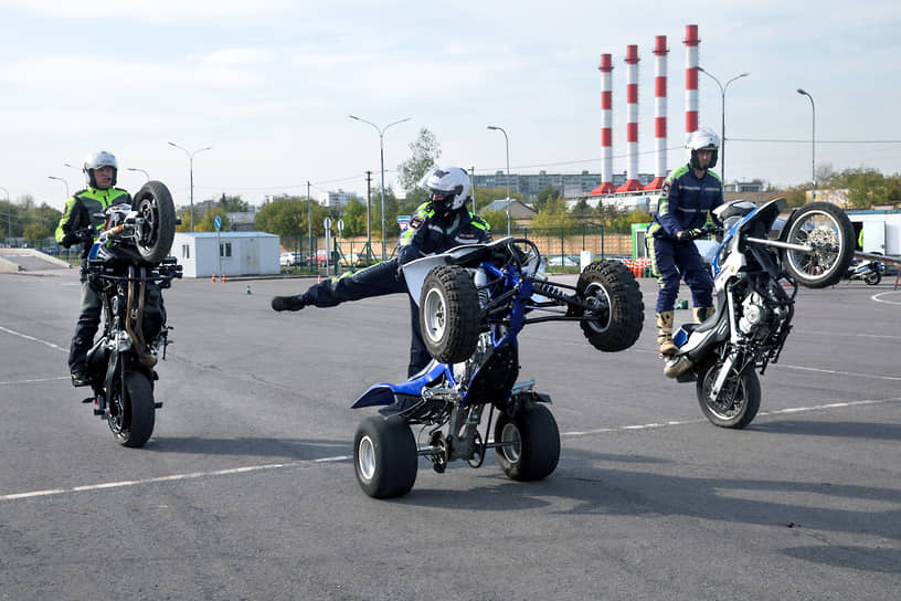 Участники группы «Каскад» умеют выполнять сложные фигуры пилотажа на тяжелых мотоциклах и патрульных машинах