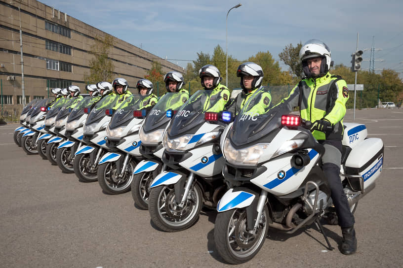 В группе четыре мотоциклиста-стантрайдера (выполняют трюки на одном колесе), четверо автомобилистов-каскадеров и 12 мастеров сложных фигур пилотажа на тяжелых мотоциклах