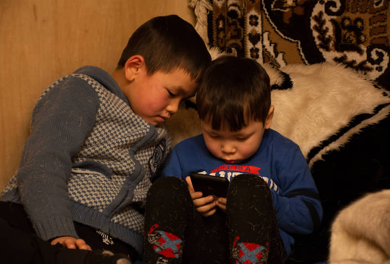 Телефон и планшет — любимые игрушки детей оленеводов