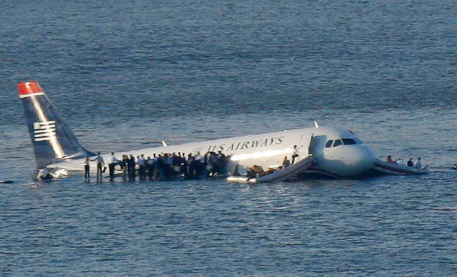 «Чудо на Гудзоне»: посадка самолета на реку в Нью-Йорке после столкновения с птичьей стаей 15 января 2009 года. Все пассажиры будут спасены, а фильмы — сняты