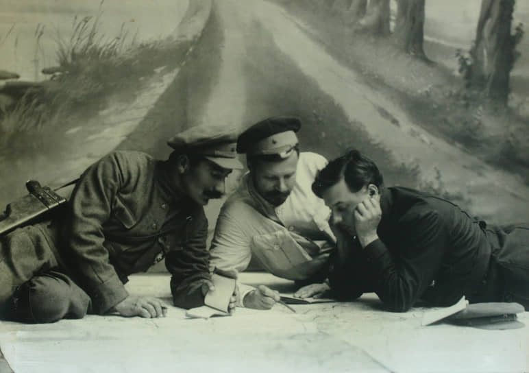 Командующий Первой конной армией Семен Будённый, командующий Южным фронтом Михаил Фрунзе и член РВС Первой конной армии Климент Ворошилов над картой (слева направо). 1920 год
