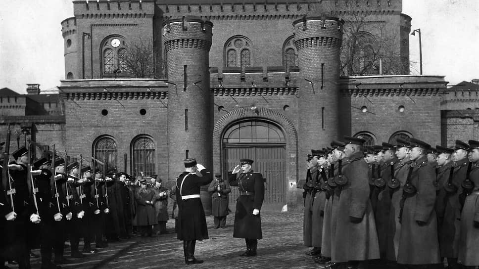 Шпандау в 1946-м. В караул заступает советское подразделение, вахту сдают французы