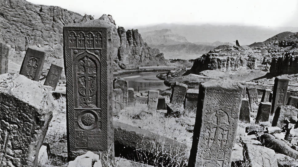 Это фото датируется 1928 годом: знаменитое армянское «Кладбище хачкаров» в Нахичевани, насчитывавшее в начале ХХ века до 6 тысяч средневековых памятников. Эксперты утверждают: к середине 2000-х не осталось ни одного