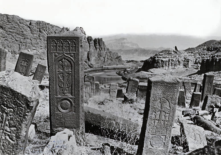 Это фото датируется 1928 годом: знаменитое армянское «Кладбище хачкаров» в Нахичевани, насчитывавшее в начале ХХ века до 6 тысяч средневековых памятников. Эксперты утверждают: к середине 2000-х не осталось ни одного