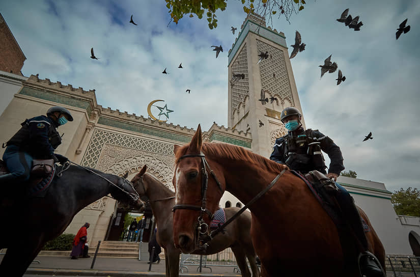 Район, прилегающий к большой парижской мечети, после недавних терактов патрулируют теперь и конные наряды полиции