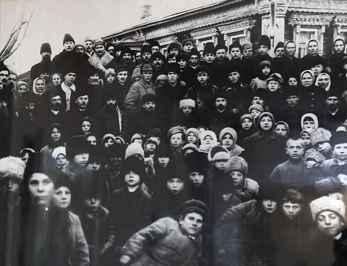 Ленин и Крупская (в центре кадра) на митинге в Кашине