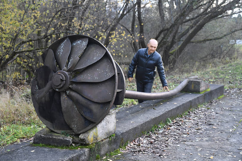 Глава Ярополецкого сельского поселения Николай Воробьев показывает «Огоньку» историческую турбину местной ГЭС. И объясняет: запустить ее снова было бы весьма актуально