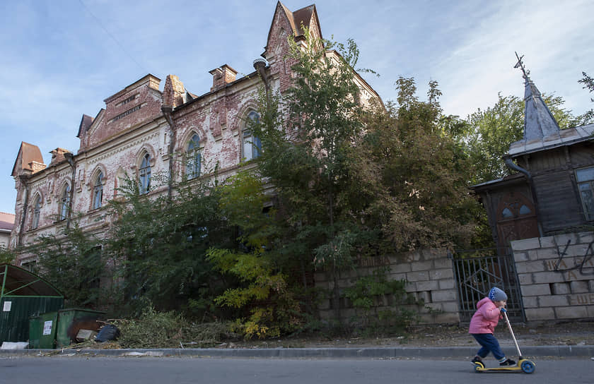 Двухэтажное здание с зубьями готических башенок — центр лютеранской общины Астрахани