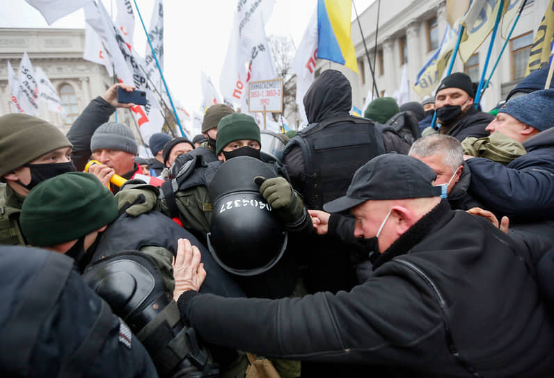 После Евромайдана уличные столкновения стали неизменным атрибутом общественной жизни на Украине. Достоинства, правда, никому из участников это не добавляет…