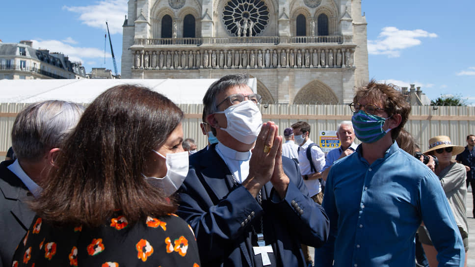 Каким будет архитектурный облик собора, во многом зависит от мэра Парижа Анн Идальго (на фото слева) и архиепископа Мишеля Опети (в центре)