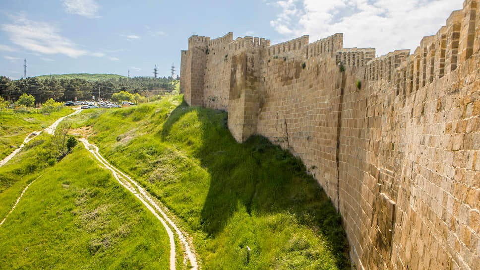 Объект, занесенный в список Всемирного наследия ЮНЕСКО,— крепость в Дербенте Нарын-кала. На фото: стена цитадели. В ночь с 16 на 17 ноября часть ее обрушилась