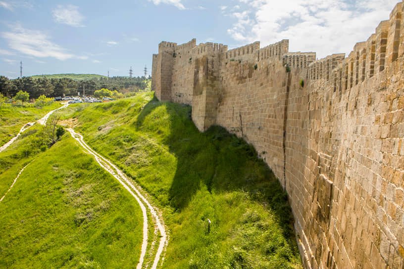 Объект, занесенный в список Всемирного наследия ЮНЕСКО,— крепость в Дербенте Нарын-кала. На фото: стена цитадели. В ночь с 16 на 17 ноября часть ее обрушилась