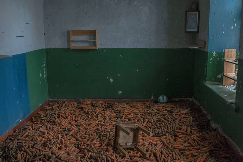 Собранная морковь просыхает в одном из помещений игуменского корпуса
