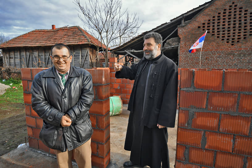 Владимир Коянич (слева) с настоятелем церкви Святой Параскевы Гораном Живковичем