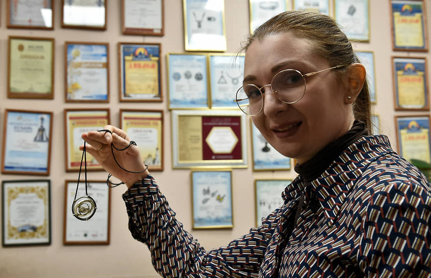 В руках у Ольги Синенко новинка от ее фирмы — подвеска «9 заповедей блаженства», изготовленная согласно всем канонам православного ювелирного искусства