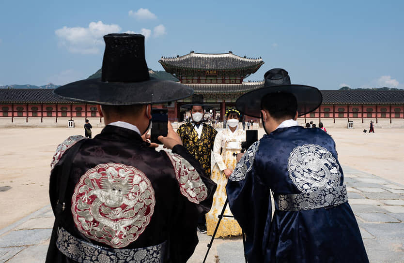 Любимая игра корейцев — потеряться между прошлым и будущим: одеться в традиционные одежды и сфотографироваться на последнюю модель «Самсунга». К тому же так и разница в благосостоянии не очень заметна