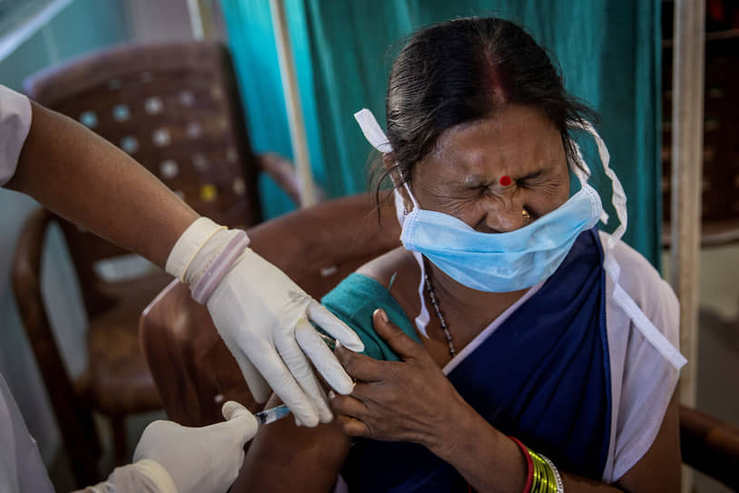 Индия начала самую массовую вакцинацию в мире, но уже обещает помочь с прививками всему миру