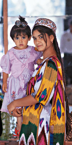 Мама по таджикски. Таджикские дети. Таджикские девушки дети. Таджикская мама с ребенком. Малыш таджик.