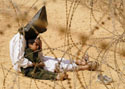 Жан-Марк Божу, AP. Иракский мужчина утешает своего сына в Центре перераспределения военнопленных.Гран-при конкурса, лучшая фотография 2003 года