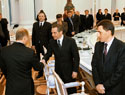Президент России жмет руку президенту «Ренессанс-Капитала». Но, как показал опыт, для большого бизнеса это еще ничего не значит