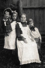 Неизвестный автор. Портрет няни с детьми, 1910-е. Собрание МДФ