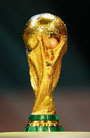 1930 год. Жюль Риме, знаменитый «папа» мирового футбола, вручает первый кубок мира уругвайцам.