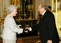 А это уже наши дни. Королева Елизавета благодарит Зеппа Блаттера за вклад в мировую политику