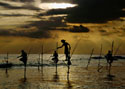 Рыбаки Шри-Ланки в ожидании рассвета. Фотограф Дэвид Грей