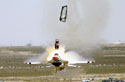 Капитан ВВС США Кристофер Стриклин катапультируется из боевого самолета за секунду до катастрофы во время шоу в американском штате Айдахо. 14 сентября 2003 года