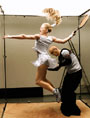 Кулик работает в своей студии с восковой фигурой теннисистки, «похожей на российскую звезду Анну Курникову»,март 2003 года