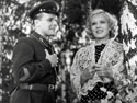 Варя Панкова (Марина Ладынина) и лейтенант Кудряшов (Евгений Самойлов) в фильме «В шесть часов вечера после войны», 1944 год
