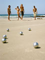 Лето, пляж, солнце — самое время для игры в шары