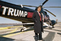 Дональд Трамп позирует на фоне одного из трех собственных вертолетов
