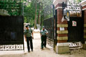 За этими воротами — замок Мейендорф, владение Управления делами президента
