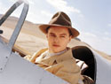 Ховард Хьюз во времена, когда любил авиацию. Таким он выглядит в фильме Мартина Скорсезе (с лицом Леонардо Ди Каприо). Таким (черно-белое фото внизу) он был на самом деле