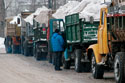 Столичный снег приезжают убирать машины из 15 областей, по большей части из Московской, Ярославской, Тульской и Брянской. Они простаивают в очередях до 3 часов