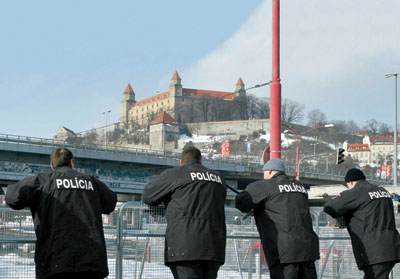 Братиславский град возвышается над Дунаем. Здесь Путин и Буш были в безопасности