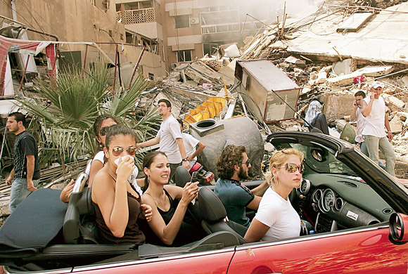Спенсер Платт. Молодые ливанцы среди разрушенного пригорода Южного Бейрута, 15 августа. «Фотография года»
