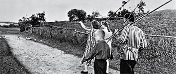 Семья Ситчейко идет на рыбалку (1956 г.)