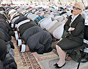 Прокурор МТБЮ в Боснии. Местные мусульмане молятся о погибших в 1995 году