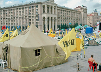 Нельзя сказать, что палаток больше, чем людей. Но то, что людей меньше, чем партийных знамен, факт