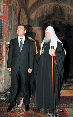 Патриарх Алексий II и президент Дмитрий Медведев в Благовещенском соборе