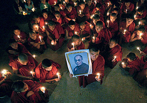 Далай-лама для китайских властей — смутьян и изгнанник; для тибетцев—реинкарнация божества милосердия