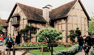 Стратфорд-он-Эйвон — место паломничества всех поклонников Уильяма Шекспира. Согласно официальной версии, великий литератор родился именно там — в этом маленьком доме, утопающем в цветах