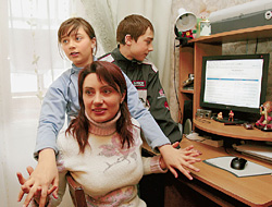 Модератор Bid дома, рядом с детьми и компьютером