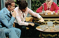 Ури Геллер (в центре) на телевидении в 70-е годы