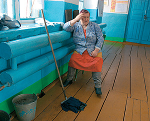 Уборщица сельской школы Анна Григорьевна: «Зачем выборы? Я сама в семье депутат: как сказала, так и будет»