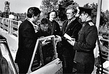 Журналист Слава Петухов встречает репортеров на границе (1956 г.)