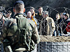 Французский солдат на пути сербов, пытающихся разрушить КПП на границе Косово