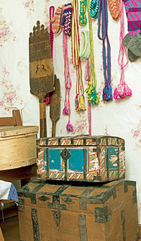 Часть декорации музея «Марфин дом» - старинные сундуки для хранения приданого. Приданое можно начать копить здесь же, купив пару узорных варежек
